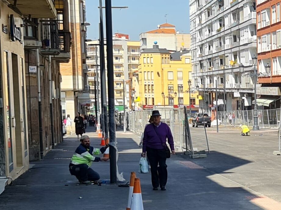 Electricista cableando una de las farolas que serán desplazadas