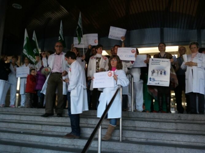Trabajadores del Ramón y Cajal protestan contra el aumento de la jornada laboral a las puertas del centro