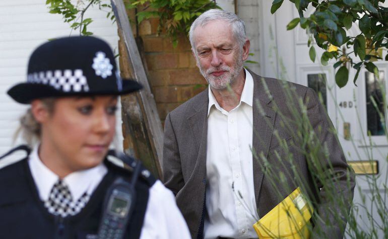 El líder del partidos labortista Jeremy Corbyn saliendo de su casa en Londres