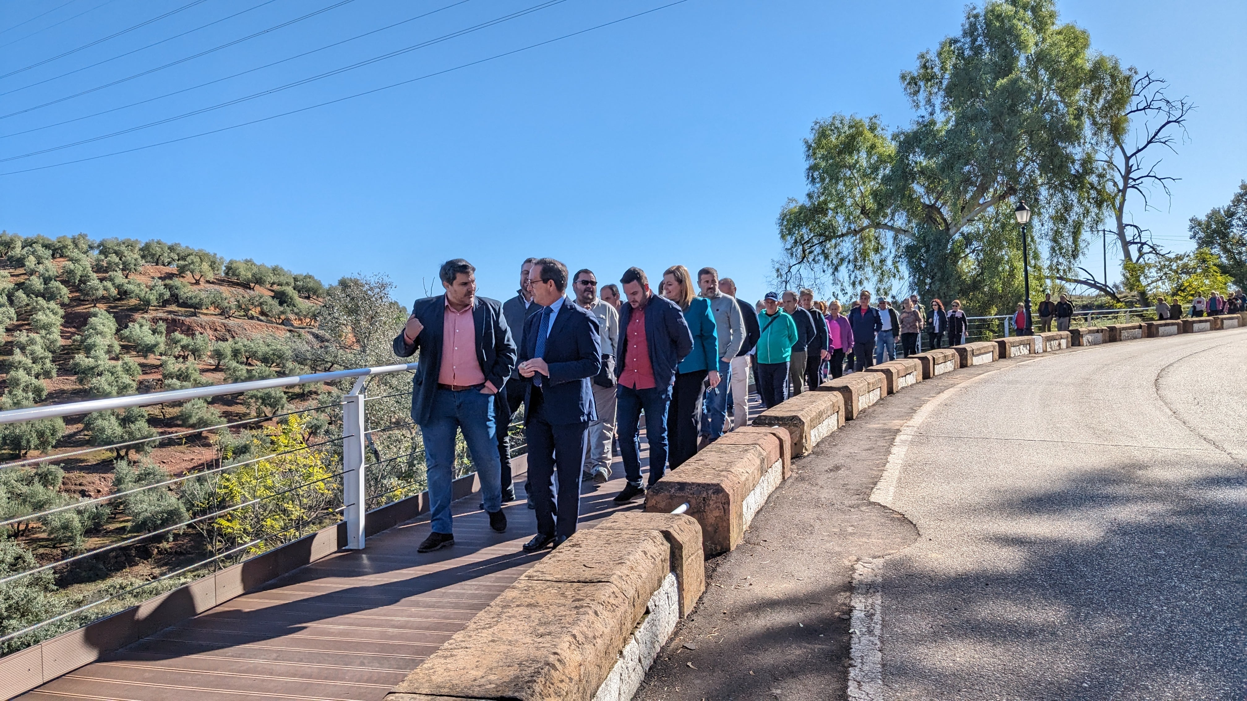 Inauguran la nueva pasarela peatonal de acceso al Balneario de Marmolejo