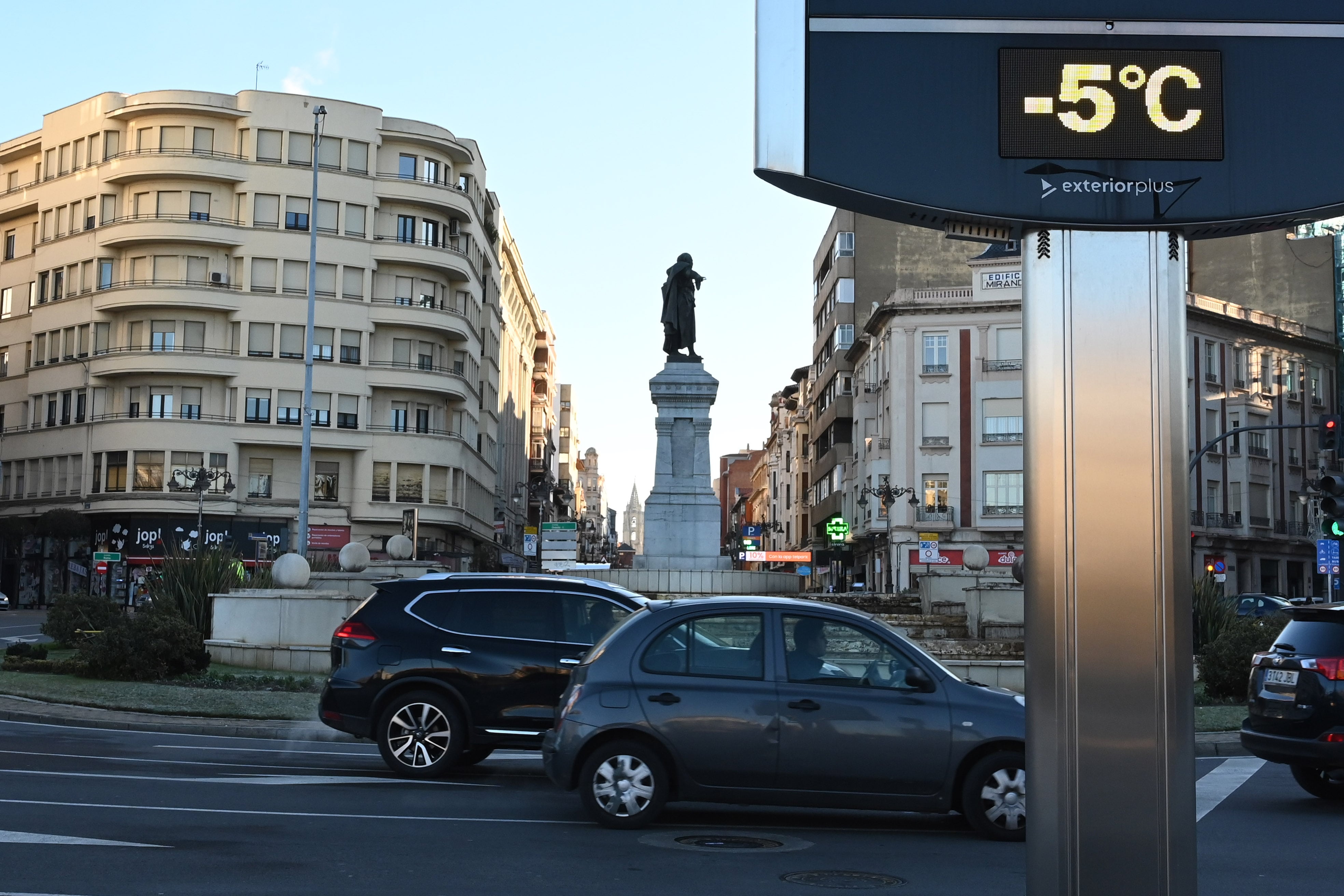 Un termómetro muestra temperaturas bajo cero en la plaza de Guzmán de León. Imagen de archivo