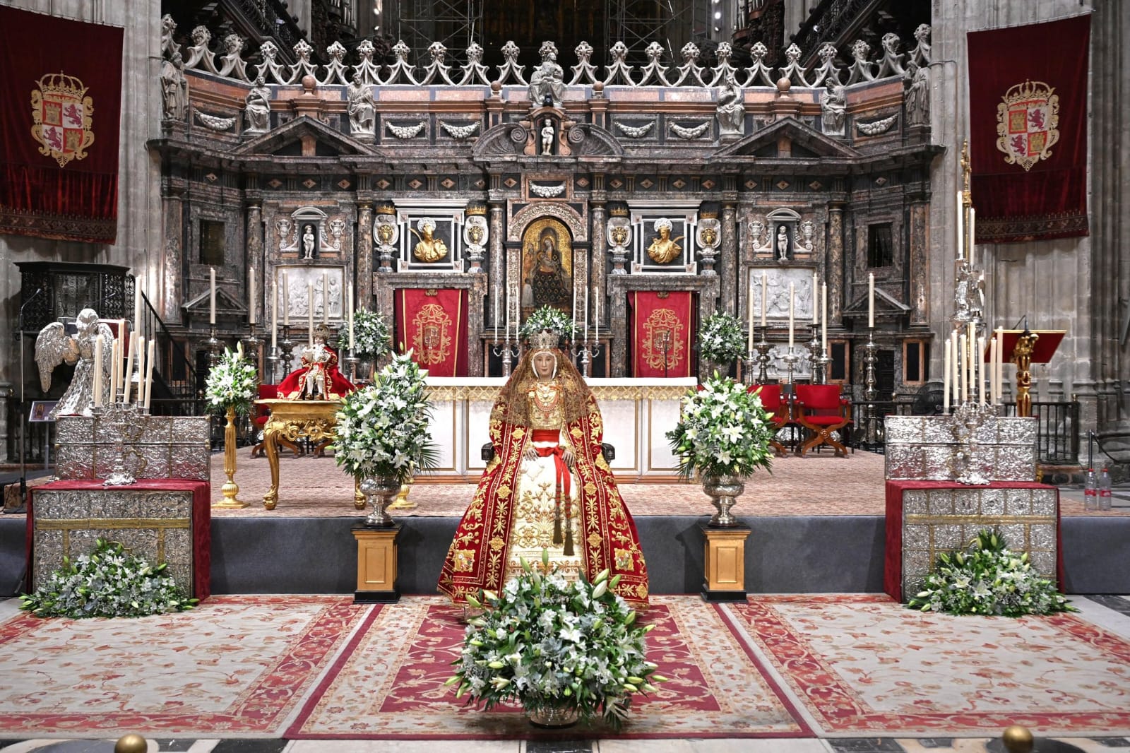 La Virgen de los Reyes en su segundo besamanos de este año 2025