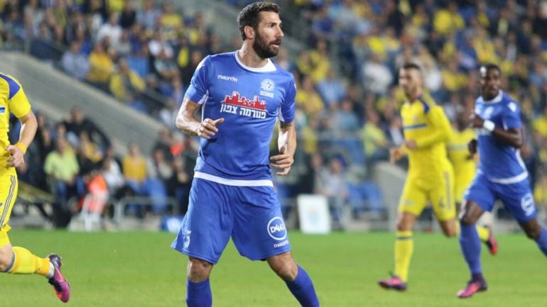 Carlos Cuéllar, durante un partido de la Liga de Israel