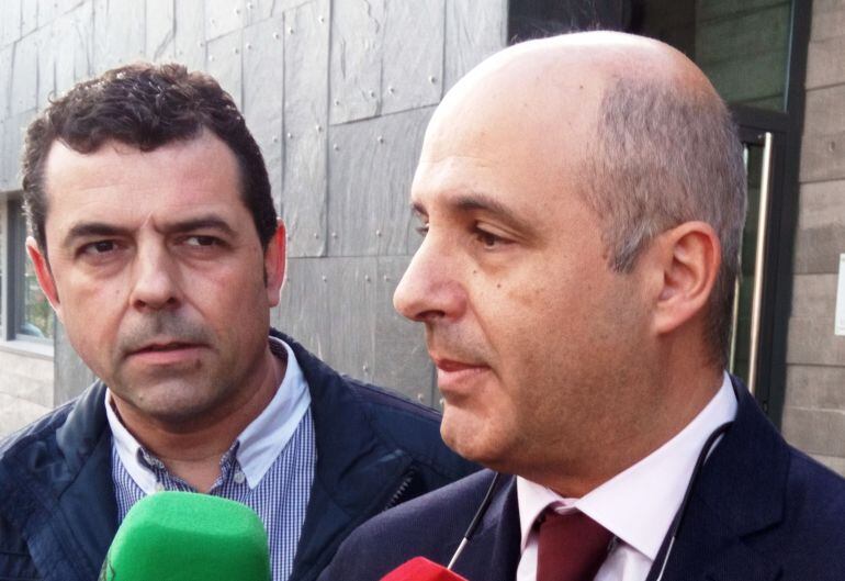 Jorge Llorente habla con los medios acompañado de Javier Morán