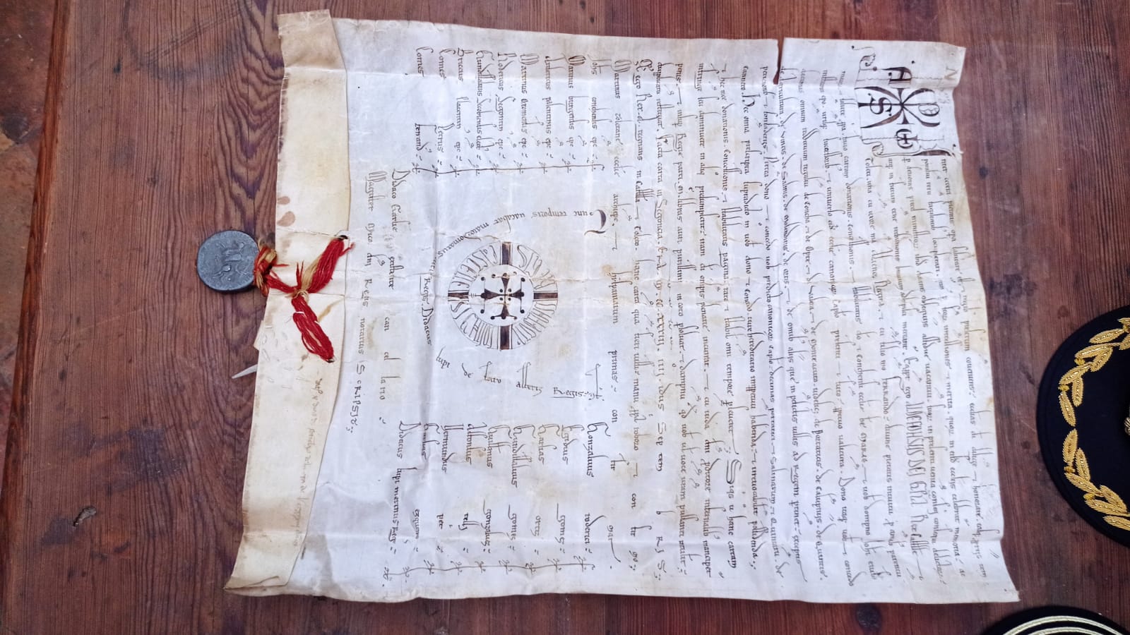 Documento del siglo XII recuperado por la Policía Nacional y devuelto al Archivo de la catedral de Cuenca de donde fue sustraído en los años 80.