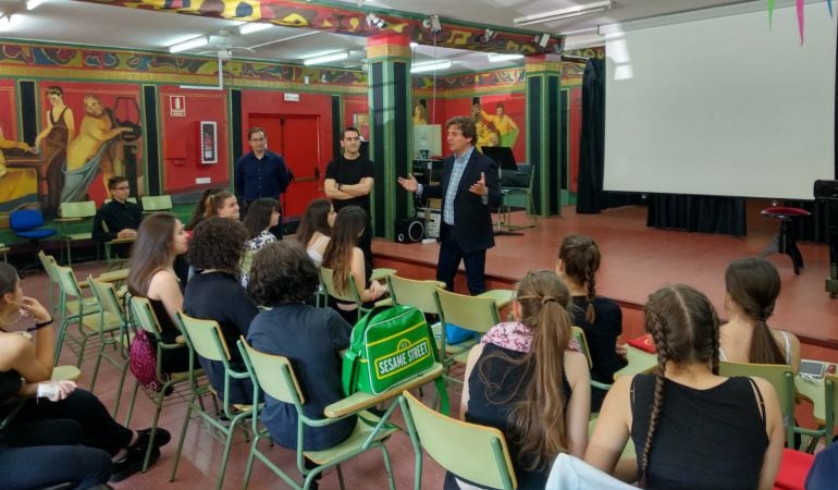 El alcalde de Fuenlabrada ha visitado a los niños del coro del IES La Serna tras su participación en el Concurso europeo.