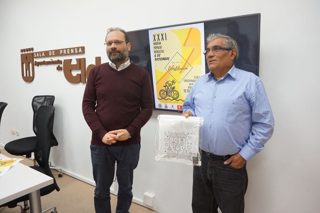 Se obsequiará a los más pequeños y pequeñas con una mochila con rotuladores de colores para personalizarla.