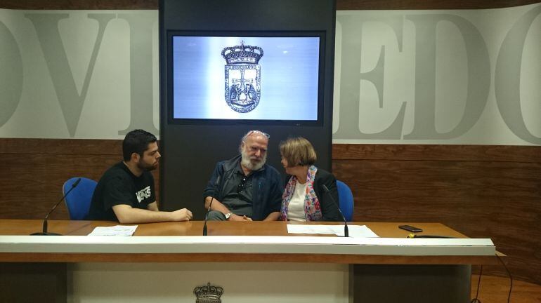 El politólogo belga y activista experto en deuda soberana, Éric Touissant conversa con el concejal de Economía Rubén Rosón, y con la vicealcaldesa Ana Taboada en el Ayuntamiento de Oviedo.