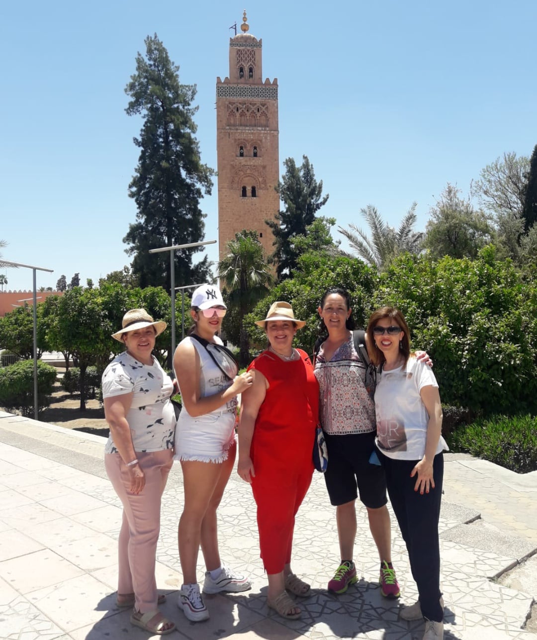 Verónica Cabanillas, en el centro de la foto, en Marrakech. Al fondo la Mezquita Koutobia