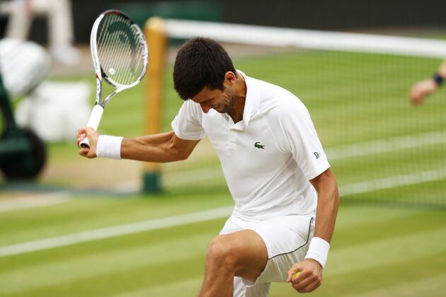 Djokovic golpea su raqueta contra su pie tras perder un punto