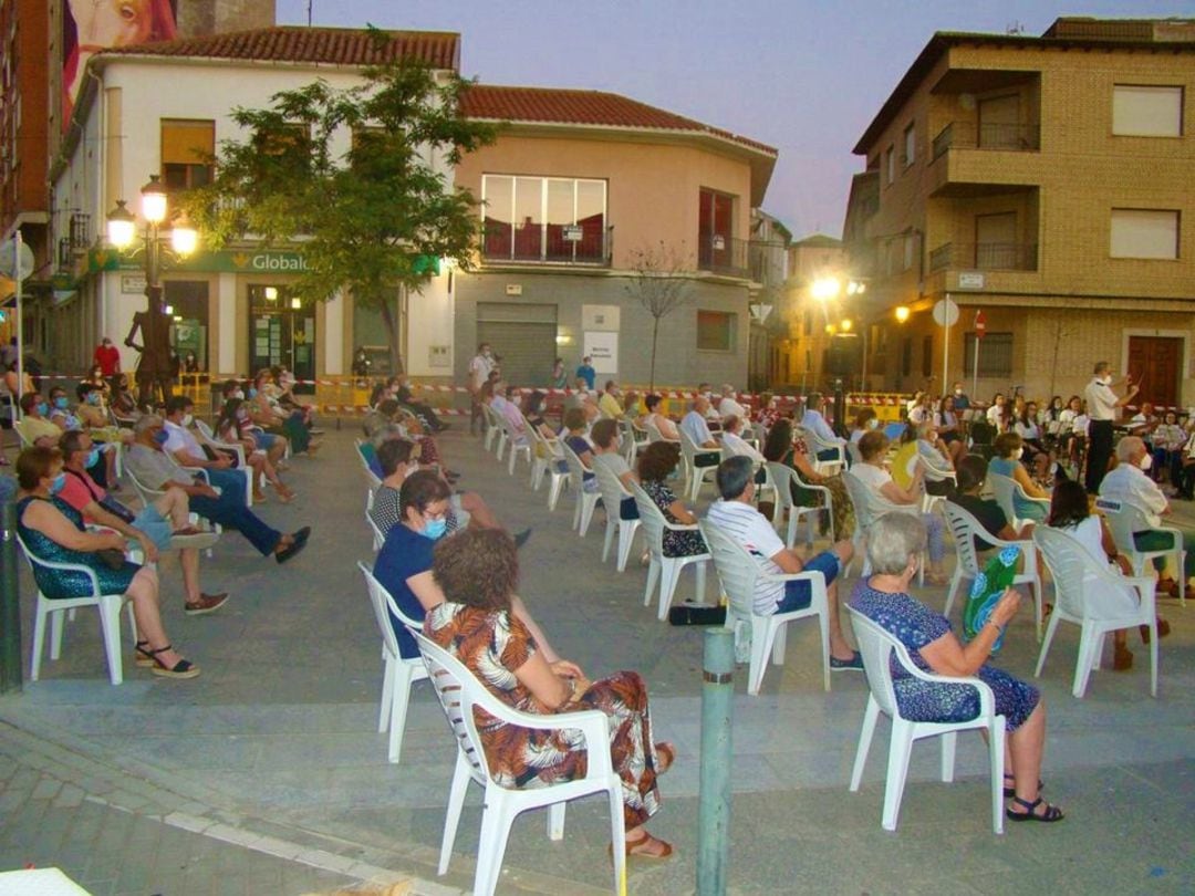 Público con medidas de seguridad durante un concierto, este verano, en Quintanar