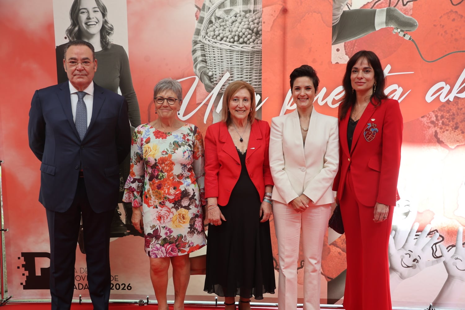 Foto de familia de la Presidenta de Diputación Raquel del Puerto con los distinguidos con las medallas de la Provincia/ Diputación de Badajoz