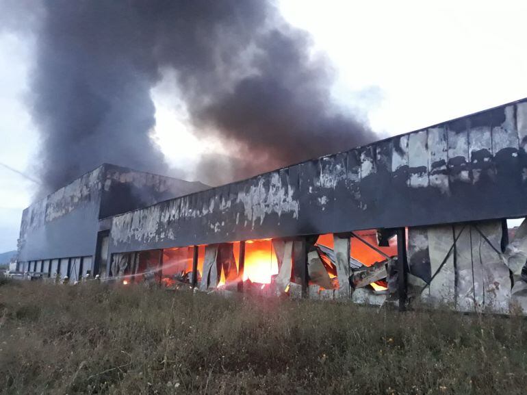 Los Bomberos intentan extinguir el incendio de la quesería Aldanondo en Agurain