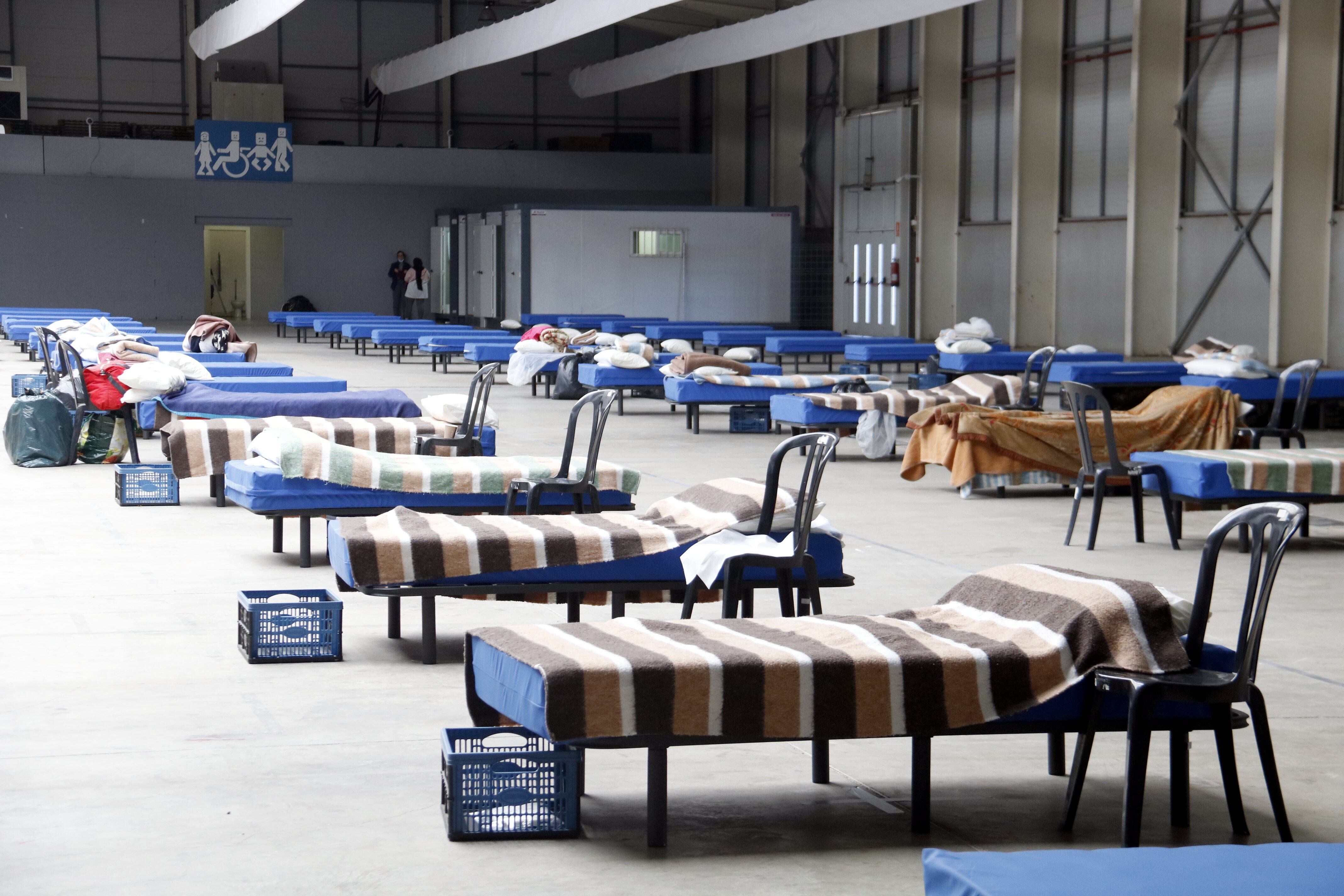 Pla tancat d'alguns dels llits que la Paeria ofereix al pavelló 4 de Fira de Lleida durant el Pla Iglú. Foto: ACN.