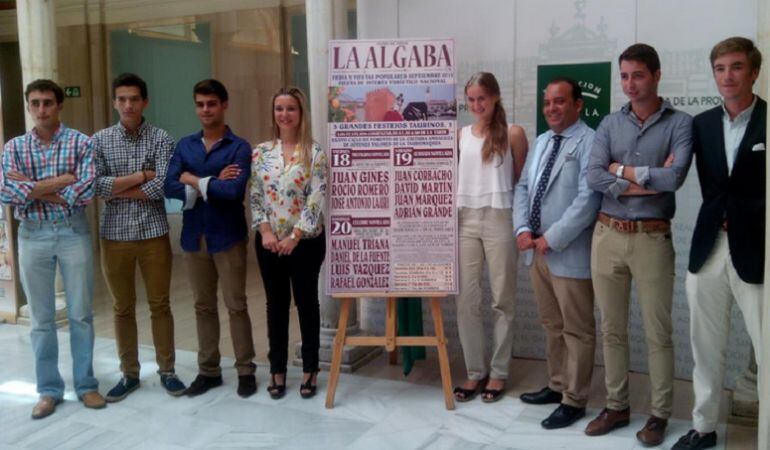 El alcalde de La Algaba, Diego Manuel Agüera, posa junto al algunos de los protagonista del ciclo de novilladas de promoción