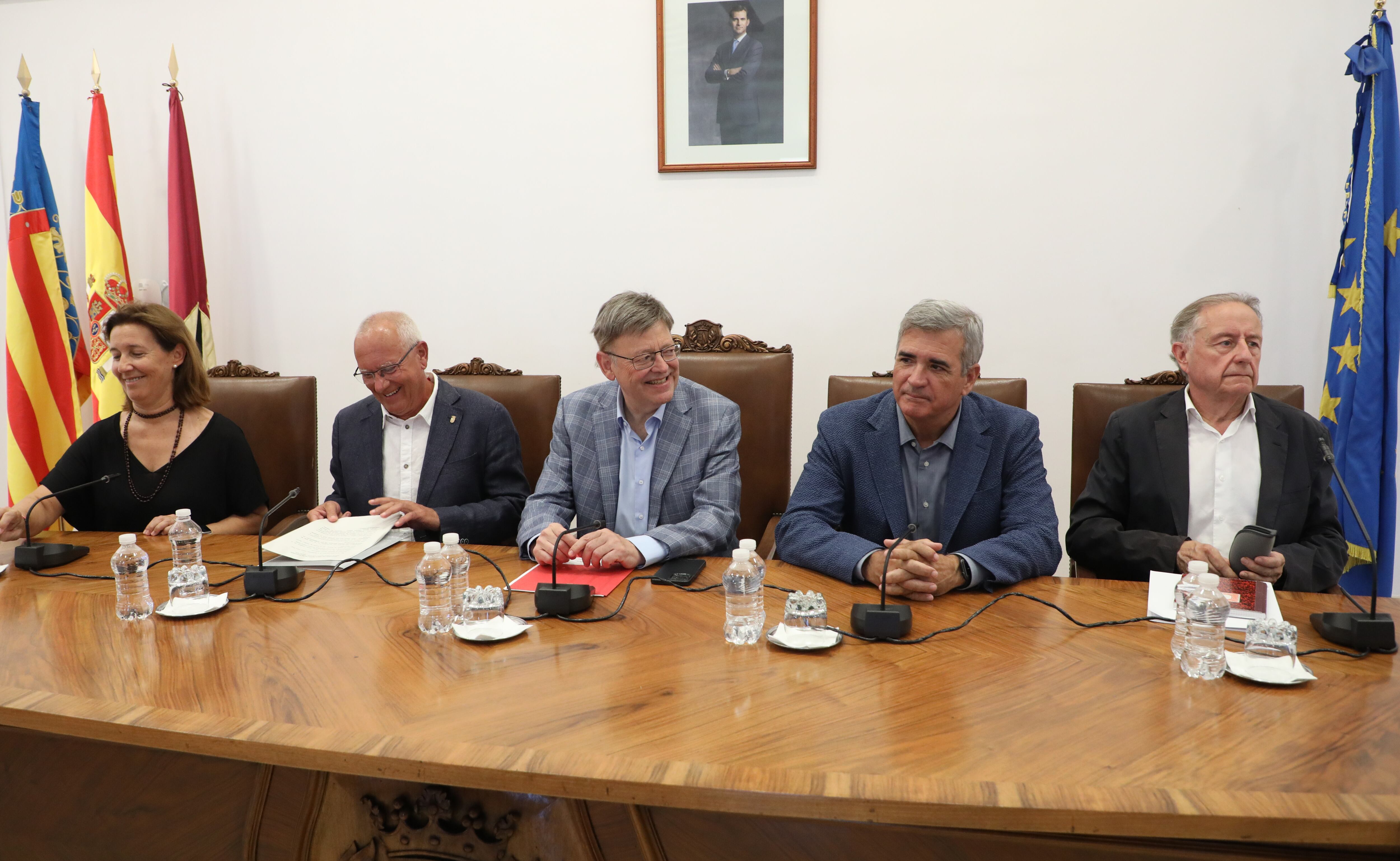 Las personalidades en la presentación del Festival de las Humanidades en el Ayuntamiento de Dénia