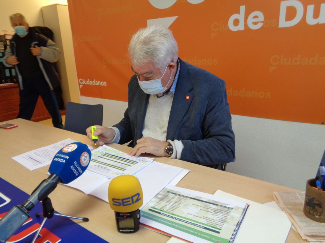 Delgado repasa el borrador de presupuestos regionales, con su compañero de partido Sebastián de la Serna (al fondo)