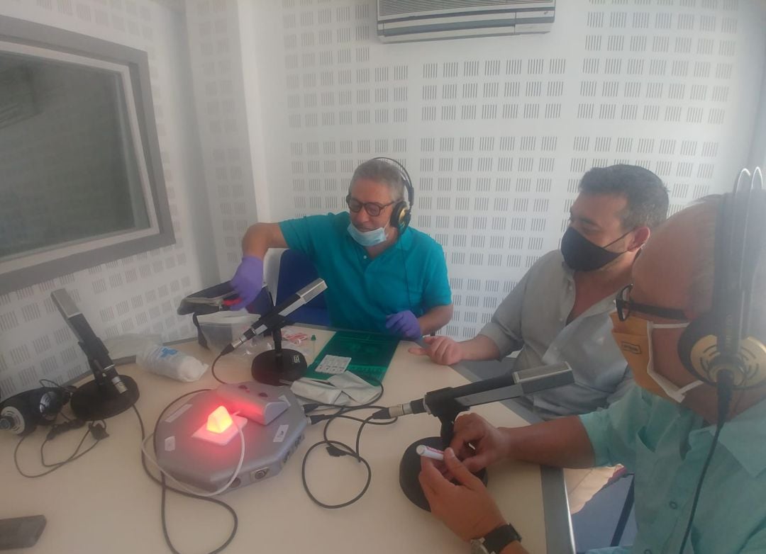 Momento en el que el presidente del Colegio de Enfermería de Huelva realiza uno de los test en Radio Huelva.