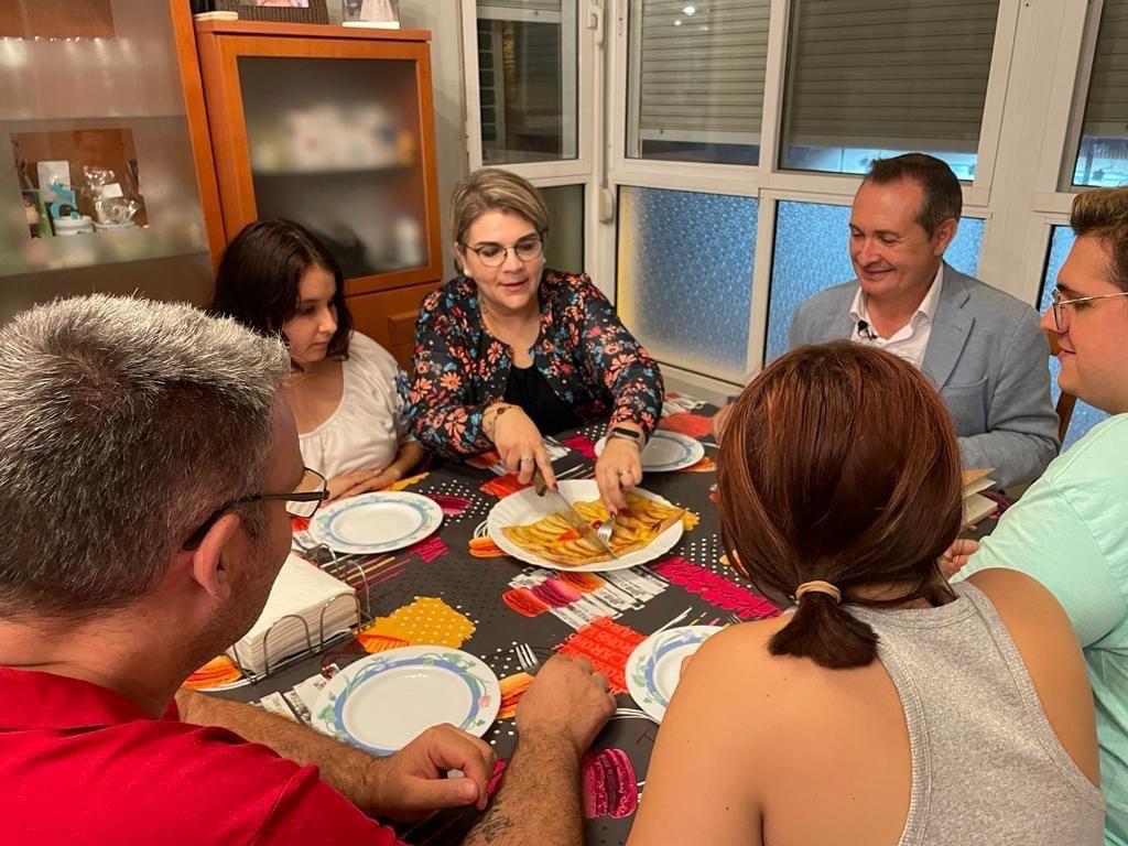 Michel Montaner compartiendo una tarta de manzanas con la vecina Ana y su familia.