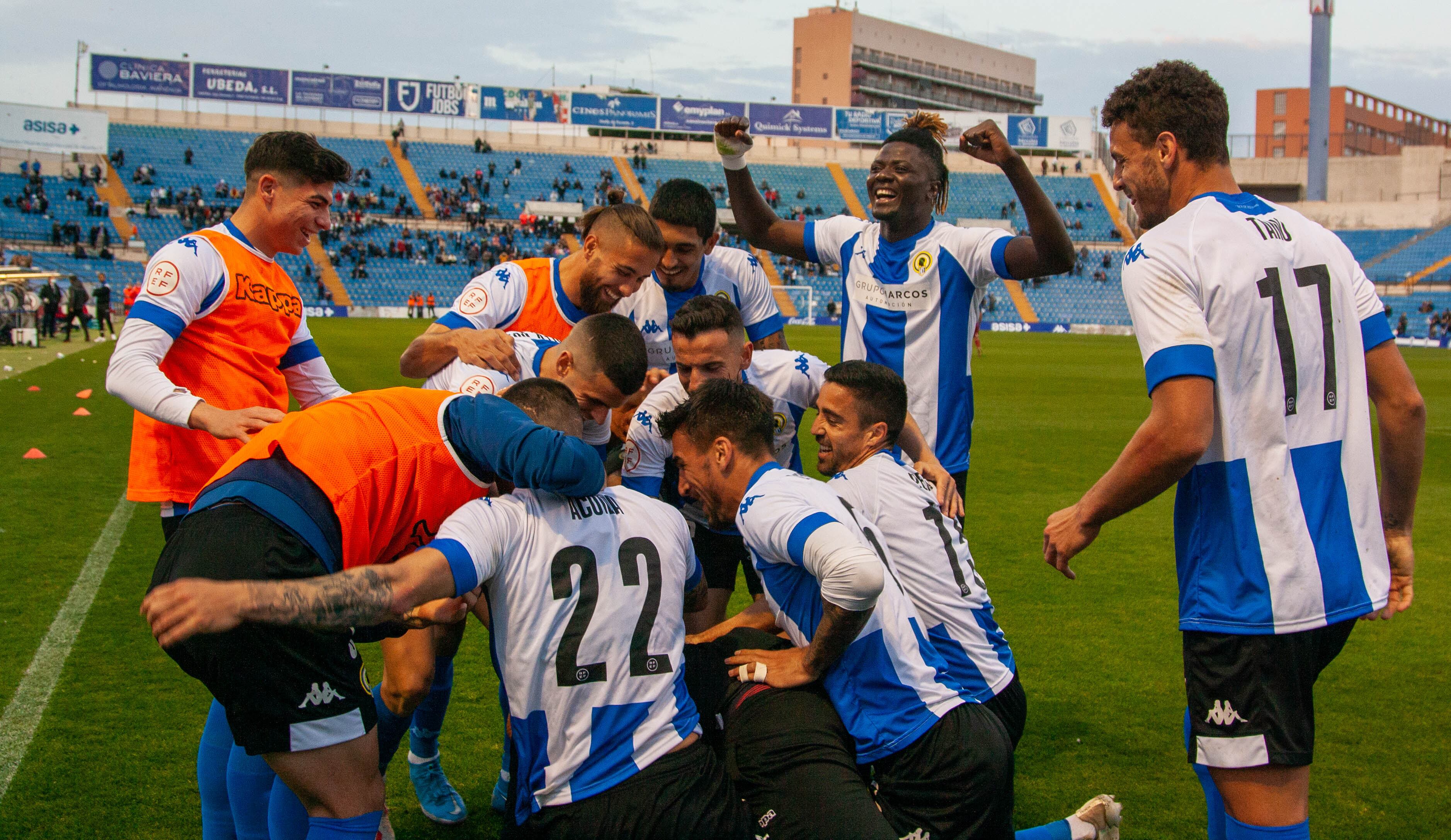 Los jugadores del Hércules celebran el gol de Acuña frente Alzira