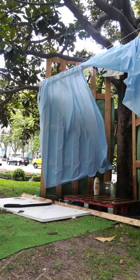 Ducha improvisada a los pies de la Cibeles