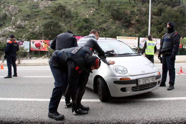 Els Mossos d&#039;Esquadra escorcollant un conductor en un control a la zona dels Límits