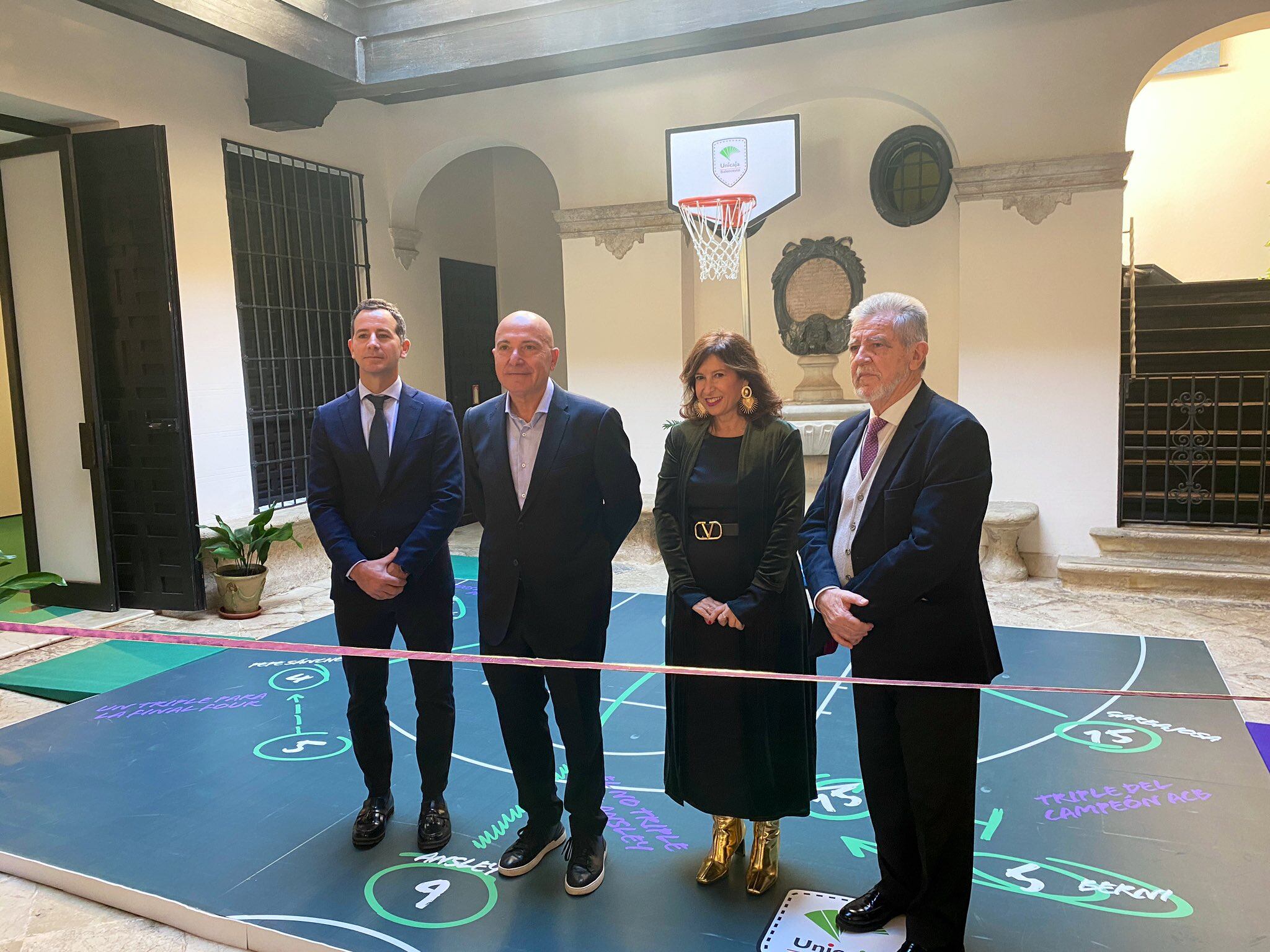 Los representantes institucionales antes de la inauguración de la exposición del 30 aniversario del Unicaja Baloncesto