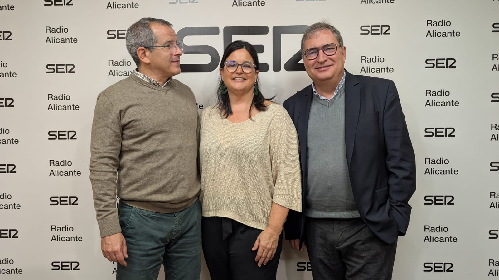 Carlos Arcaya junto a Mar Quesada (Asociación Párkinson Alicante) y Ezequiel Moltó, director de comunicación de Vectalia
