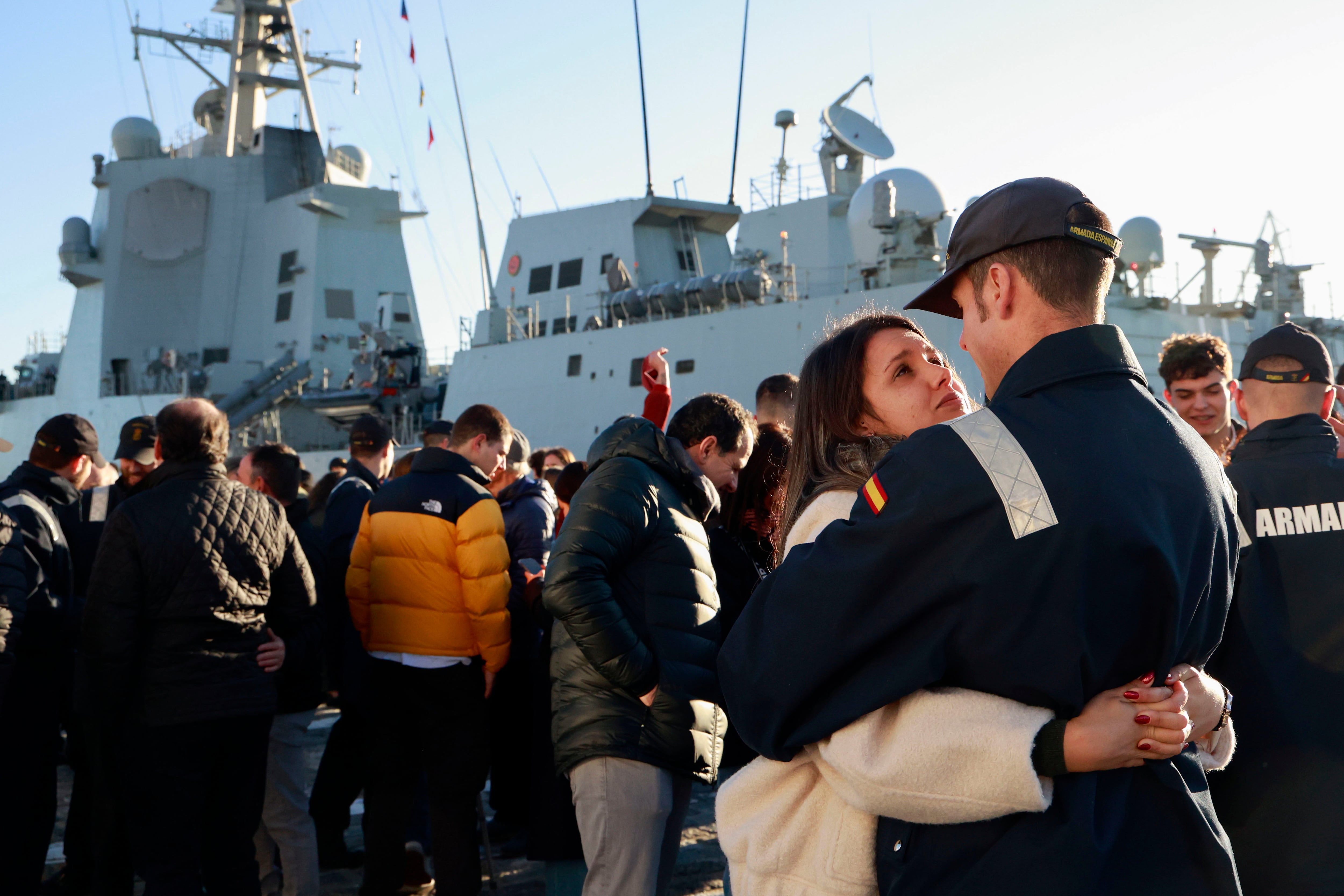 FERROL, 15/12/2024.- Familiares y amigos reciben a los tripulantes de la fragata &quot;Cristóbal Colón&quot; en el Arsenal Militar de Ferrol este domingo tras permanecer integrada durante más de tres meses en la SNMG-2, una de las agrupaciones navales permanentes de la OTAN. EFE/Kiko Delgado.