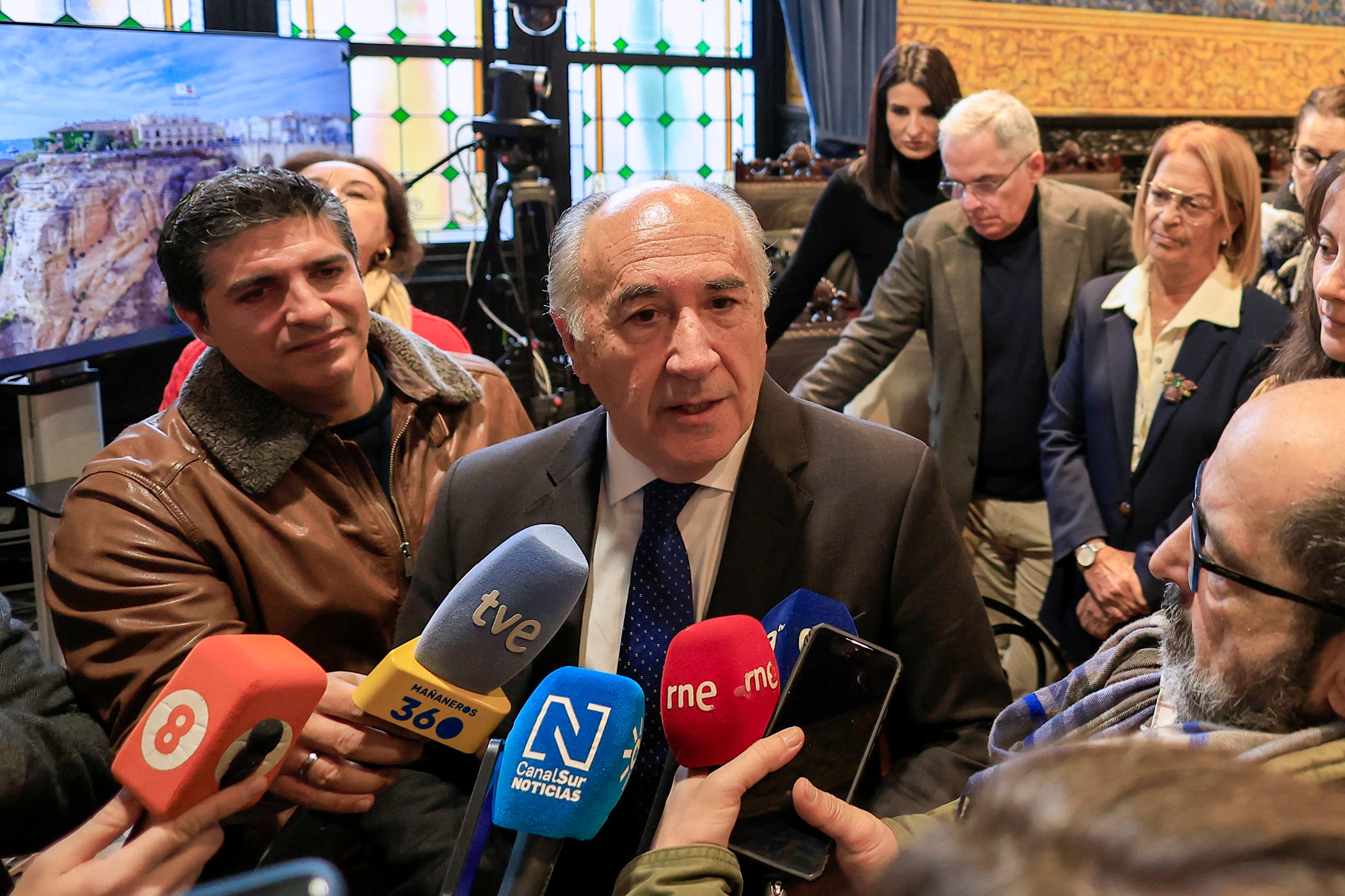 ALGECIRAS, 19/12/2025.- El alcalde de Algeciras (Cádiz), José Ignacio Landaluce, atiende a los medios arropado por su equipo de gobierno, este viernes. EFE/ A. Carrasco Ragel