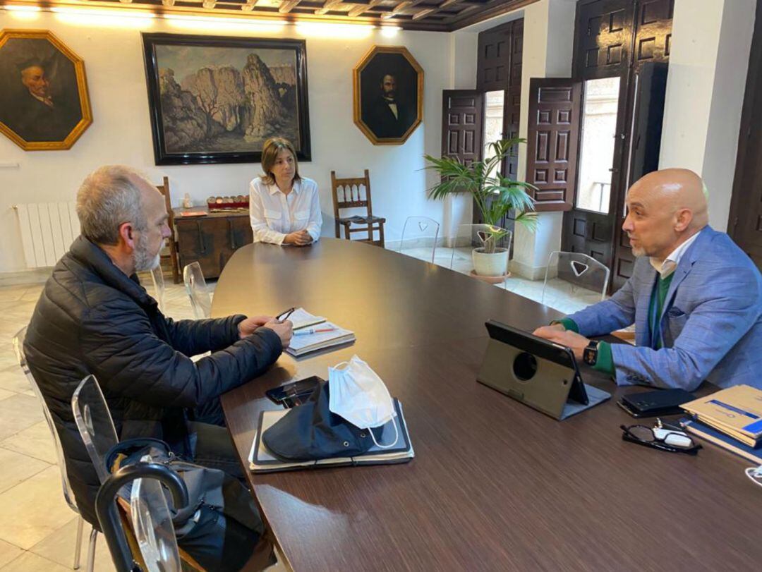 La alcaldesa de Ronda, Mari Paz Fernández, se ha reunido con el Gerente del Hospital de la Serranía, Curro Vázquez y el Director de Salud Pública en la serranía, Miguel Ángel Pezzi