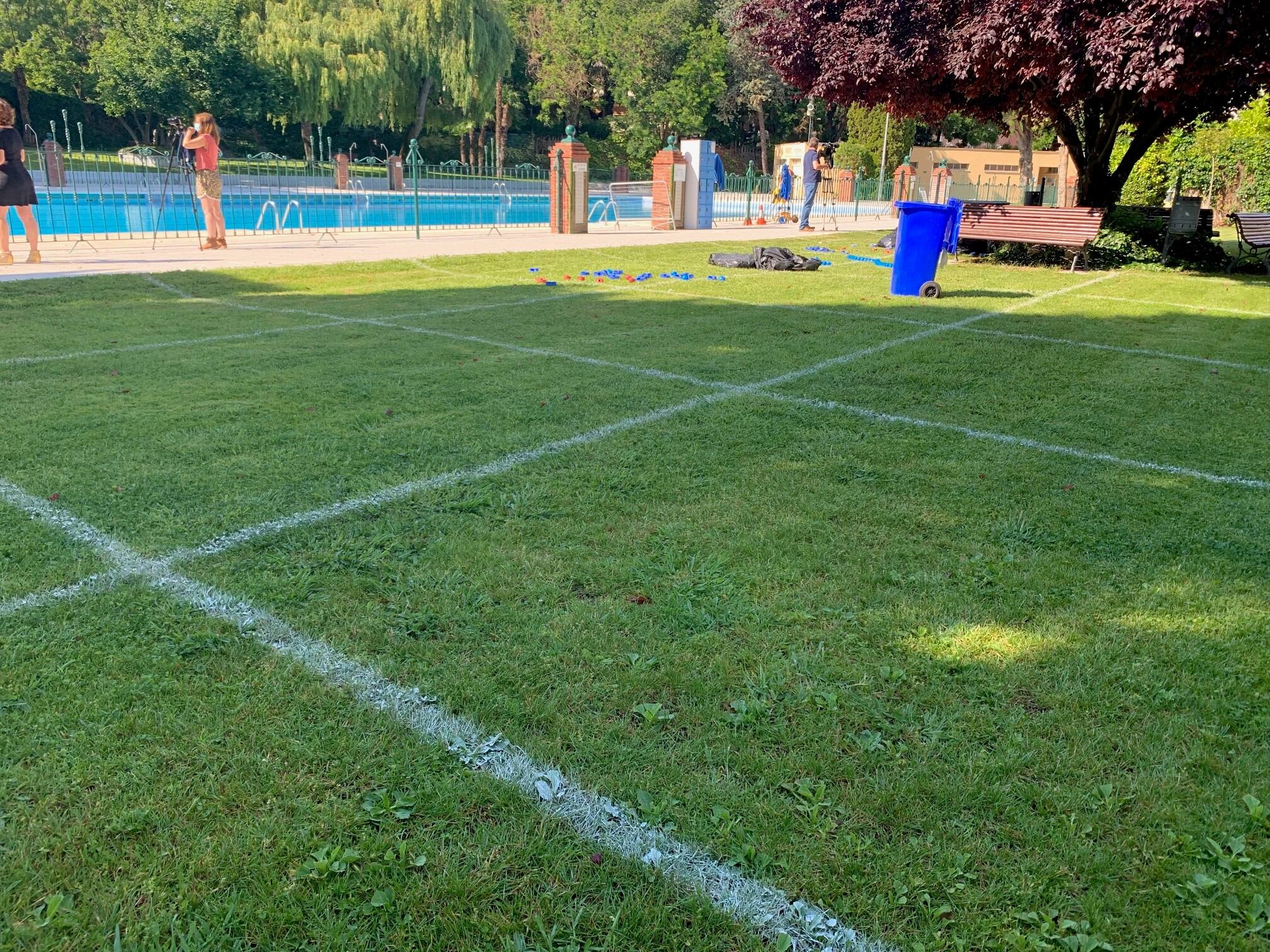 Pradera piscina dividida en parcelas el pasado verano