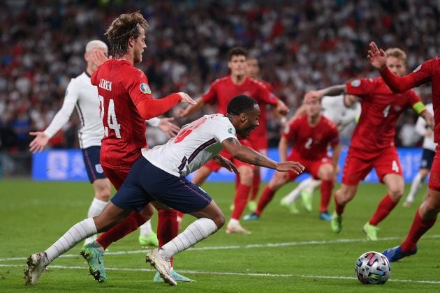 Sterling cae en el área en las semifinales ante Dinamarca