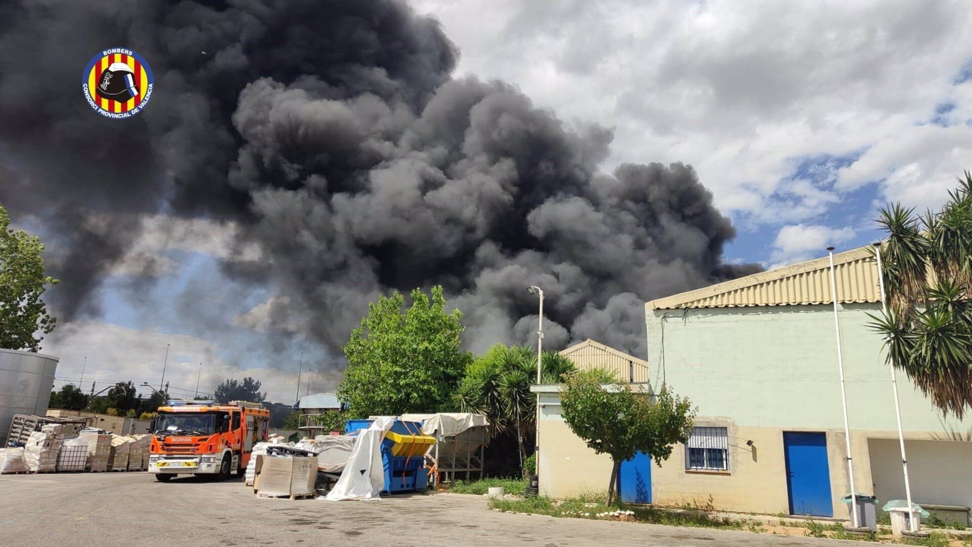 Espectacular incendio en una empresa de reciclaje de Silla