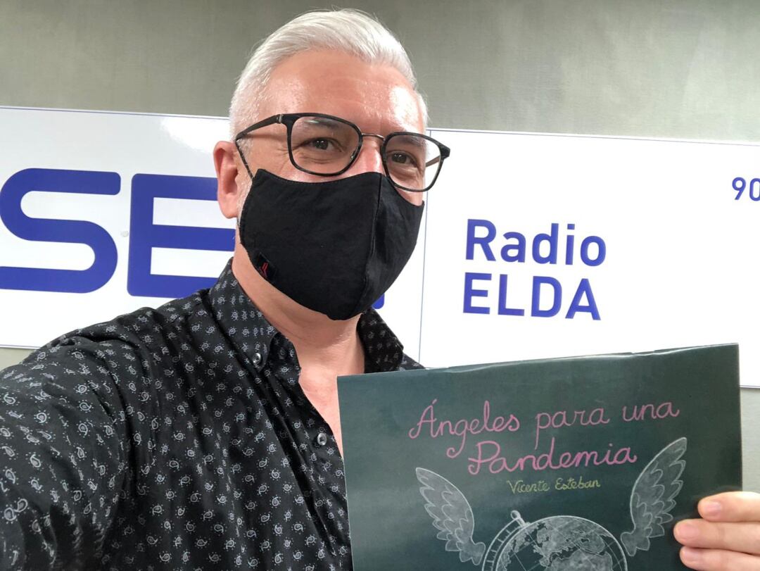 El fotógrafo Vicente Esteban muestra la portada del calendario de Asprodis 2021, "Ángeles para una pendemia"