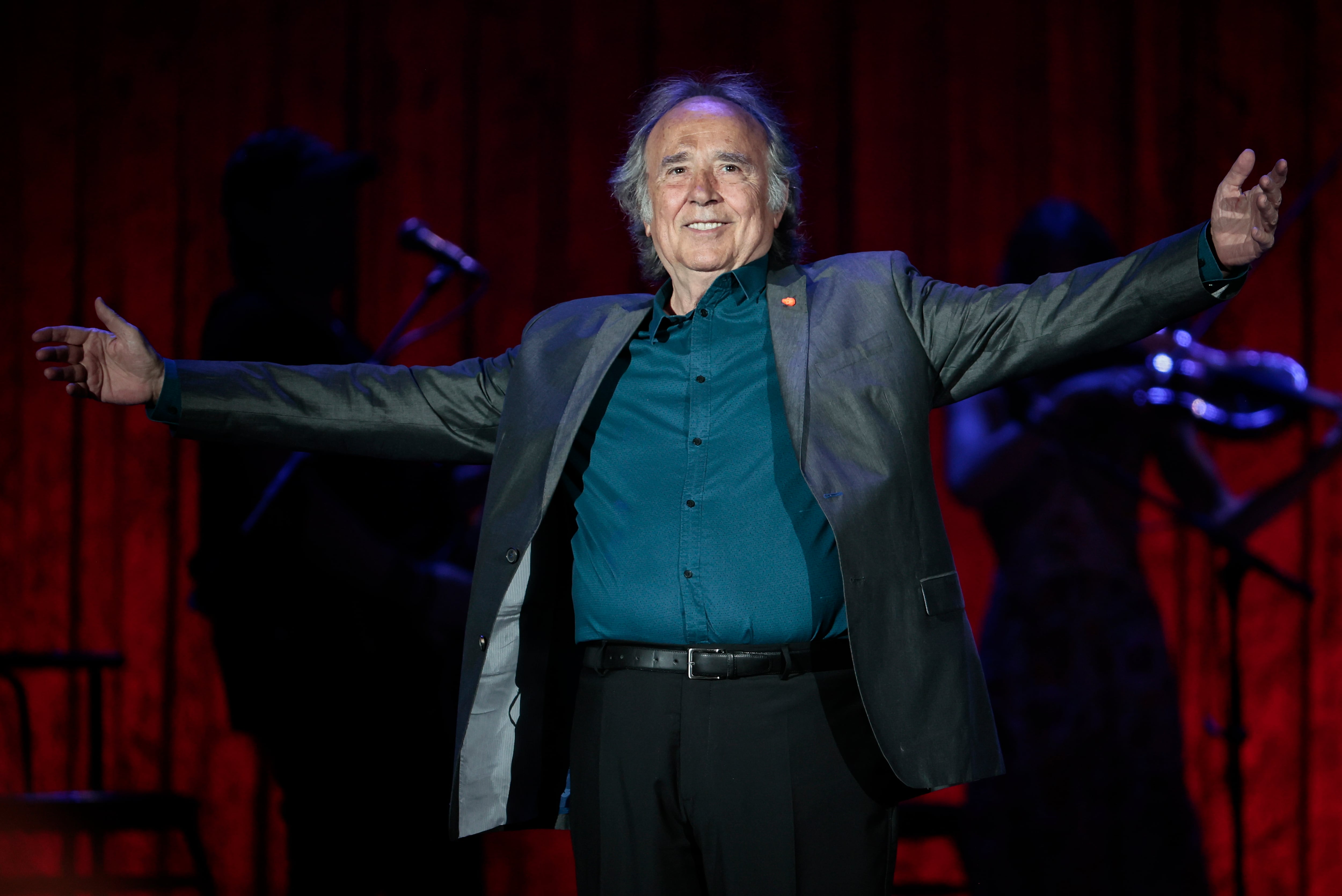 VALENCIA, 30/06/2022.- El cantante Joan Manuel Serrat, durante el concierto de su gira de despedida ofrecido este jueves en la plaza de toros de Valencia. EFE/Biel Aliño
