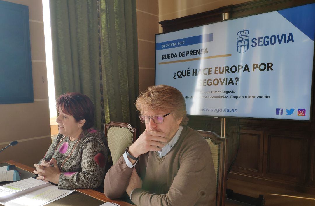 La alcaldesa Clara Luquero junto a Jesús García Zamora  en la presentación de las nuevas activiades de la oficina Europa Direct