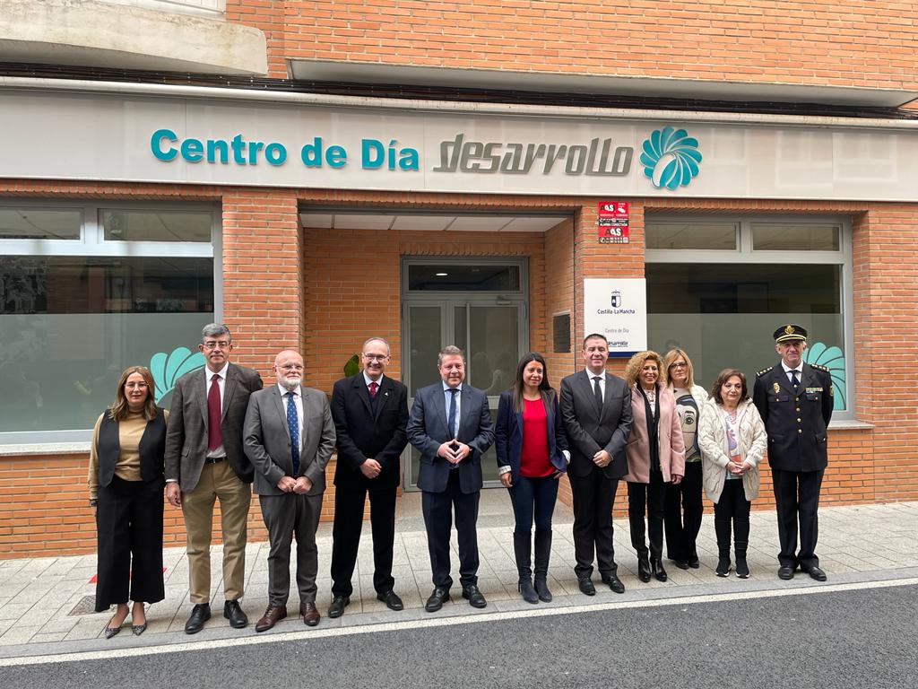 El presidente de Castilla-La Mancha, Emiliano García Page, en la inauguración del Centro de Día de la Asociación Desarrollo-Autismo de Albacete