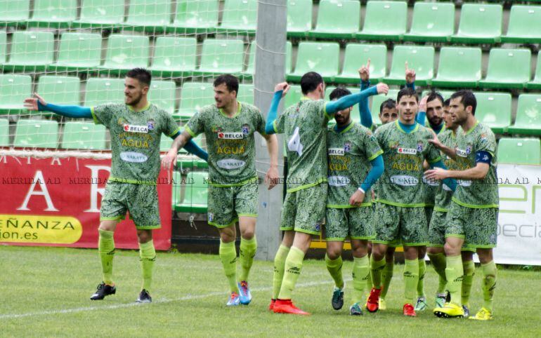 Los lorquinos celebran uno de sus goles en Mérida