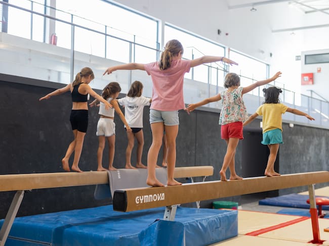 Niños disfrutando de una actividad deportiva en un campamento urbano de verano