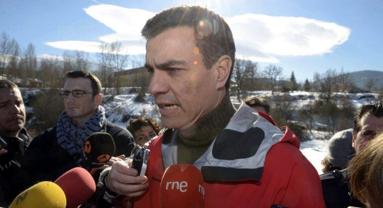 El secretario general del PSOE, Pedro Sánchez, realiza declaraciones a los periodistas durante su paseo por Valsaín (Segovia)