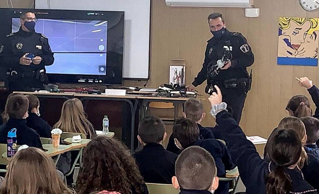 Los agentes de Gandia explican los usos de los drones 