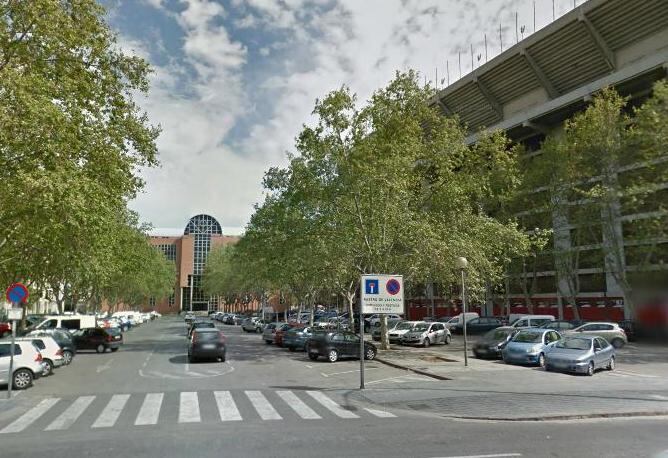 Plaza Luis Casanova, con el edificio del Ayuntamiento al fondo y Mestalla en un lado