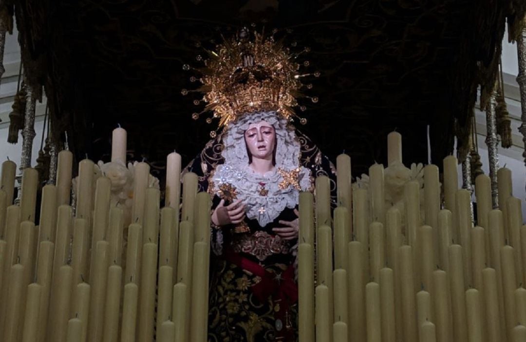 La Virgen de La Estrella, embajadora trianera del Domingo de Ramos, en su paso de palio