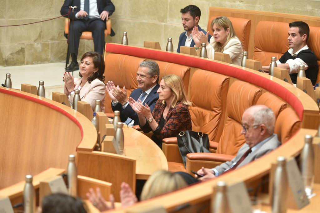 La presidenta de La Rioja, Concha Andreu, junto a los consejeros de Hacienda, Celso González, y Salud, María Somalo, aplaude la aprobación de la ley de función pública en el Parlamento de La Rioja.