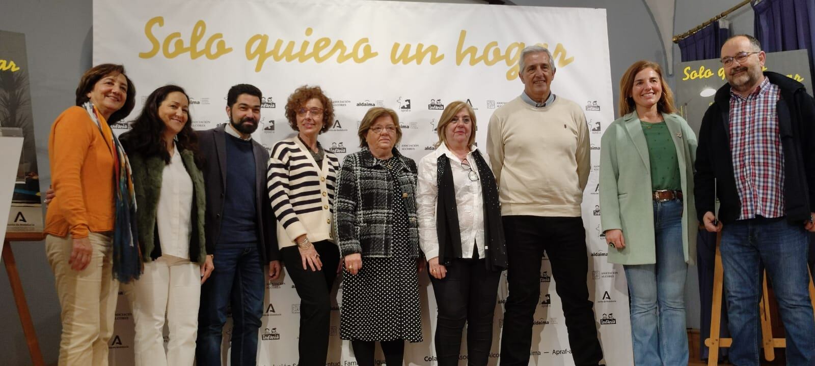 La delegada de Bienestar Social, Dolores Sánchez, con las ongs que colaboran con la campaña de acogida temporal de menores tutelados por la Junta de Andalucía