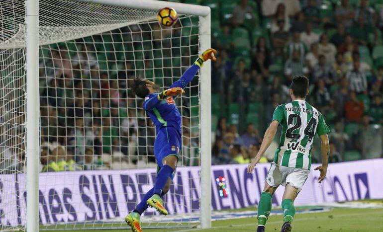 Diego López salvó al Espanyol con una espectacular parada en la recta final