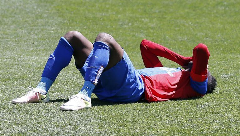 Los jugadores del Levante Lerma (arriba) y Camarasa tras final el partido que han disputado frente al Athletic Club