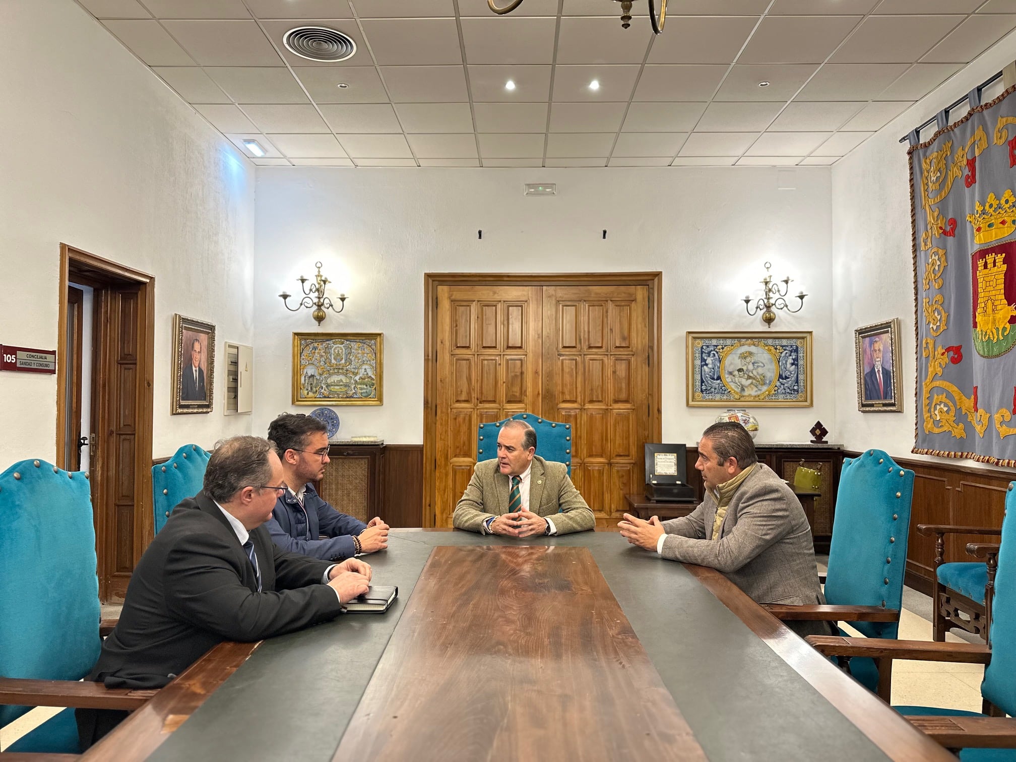 José Julián Gregorio, alcalde de Talavera reunido con Fran Blanco, alcalde de Cazalegas e Inocencio Gil, alcalde de Pepino para pedir a la Junta el desdoblamiento.