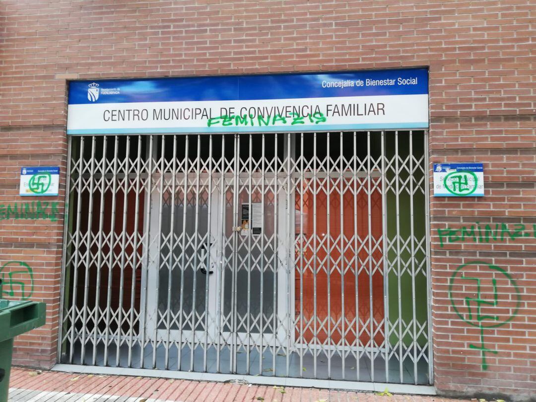 La fachada del Centro de Convivencia Familiar también ha resultado afectada por las pintadas de odio.